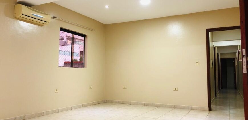 Departamento en alquiler, Paraná Country Club, zona comercial, Calle Luiz bordón/Remberto Gimenez