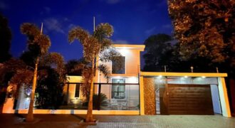 Hermosa Casa Minimalista en Venta, detrás de Willi Burger.