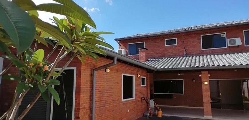 EN VENTA – HERMOSA CASA EN LAMBARÉ