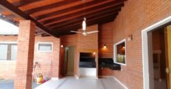 EN VENTA – HERMOSA CASA EN LAMBARÉ