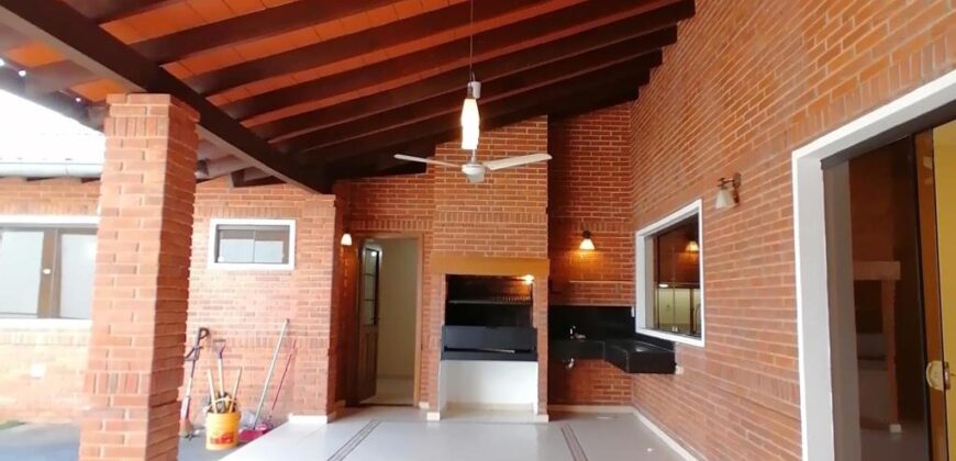 EN VENTA – HERMOSA CASA EN LAMBARÉ